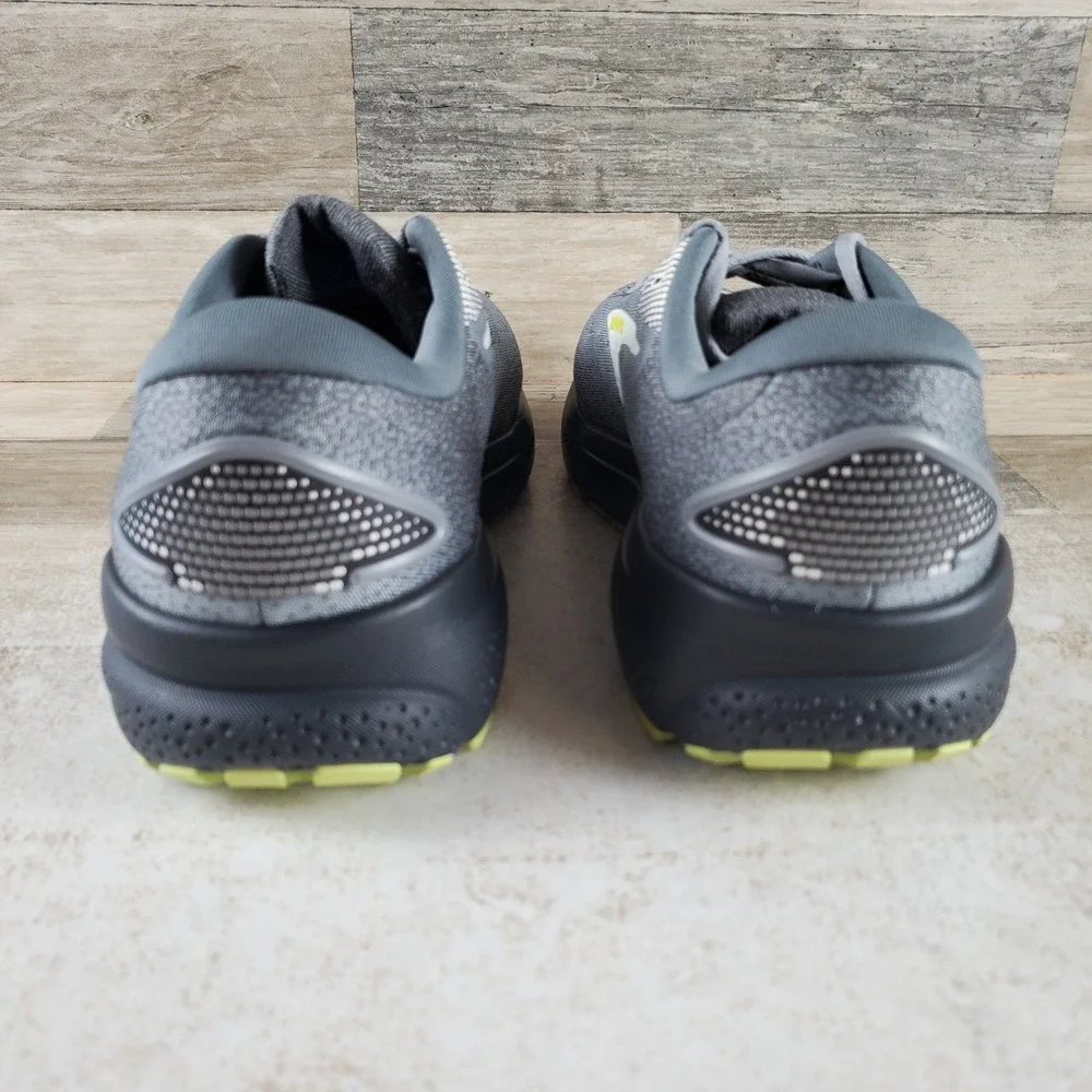 Brooks worn 2x